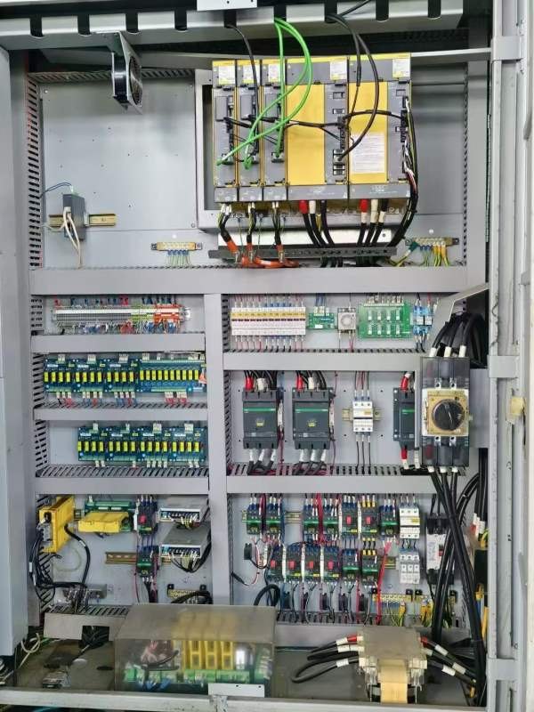 准新威立龙门加工中心：型号 LB-428Z/Z 轴行程 1000 m.