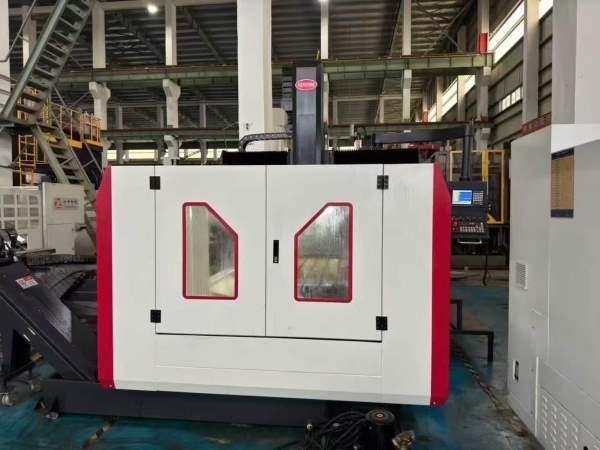 德将2013龙门加工中心，BT40主轴工作台1米2.1米，门宽.