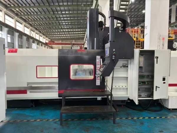 德将2013龙门加工中心，BT40主轴工作台1米2.1米，门宽.