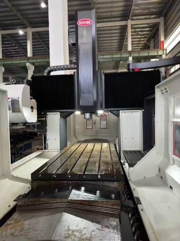 德将2013龙门加工中心，BT40主轴工作台1米2.1米，门宽.