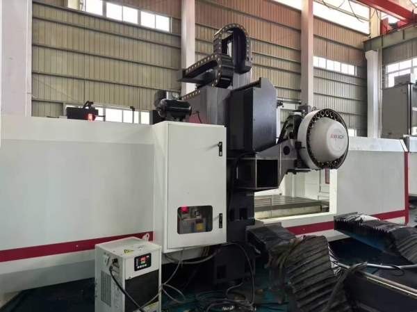 德将2013龙门加工中心，BT40主轴工作台1米2.1米，门宽.