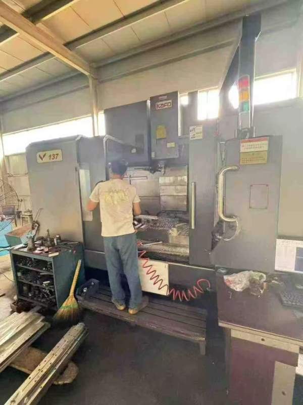 台湾原装进口高峰VMC1370立式加工中心，BT50齿轮箱主.