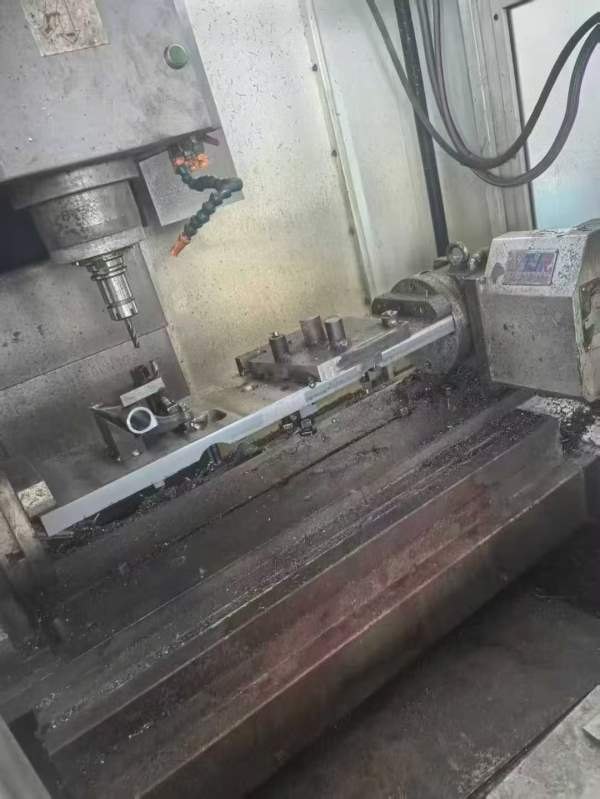 刚刚买下山西整场机器沈阳850加工中心，带210液压四轴.