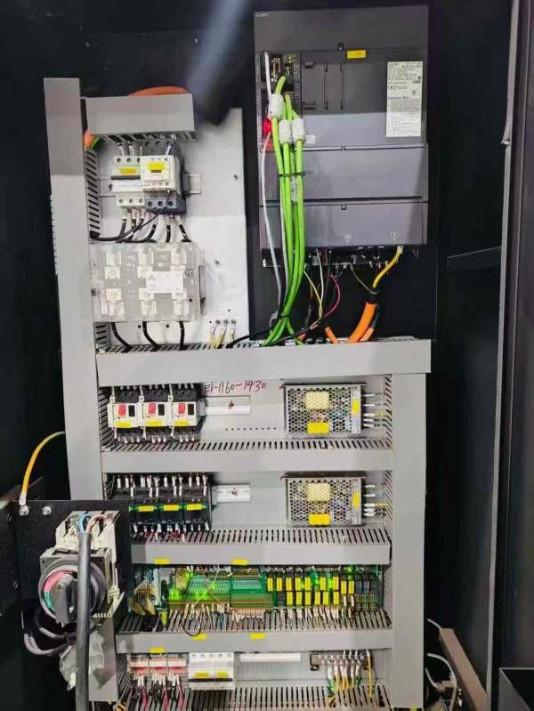 乔峰1160加工中心三菱M80系统，BBT40主轴直连12000转.