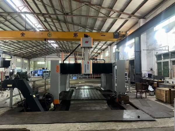 广东工厂刚买纽威4032龙门纽威2040龙门加工中心，两线.