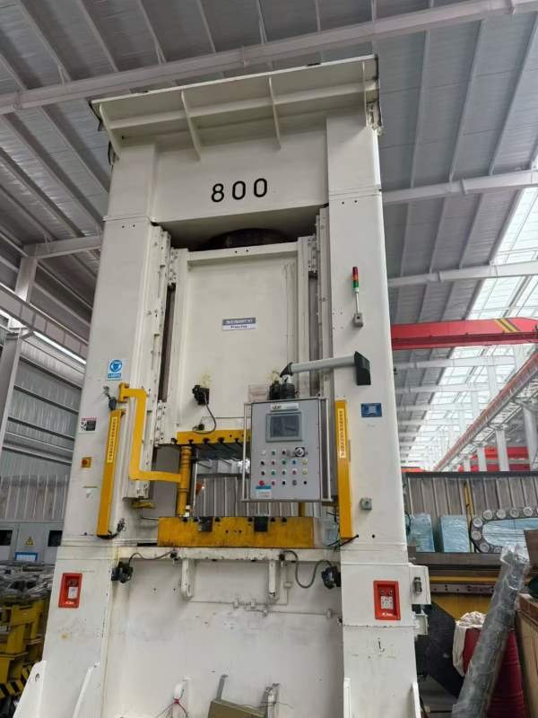 800T数控伺服液压机，快下500mm， 工作台，开口750mm.