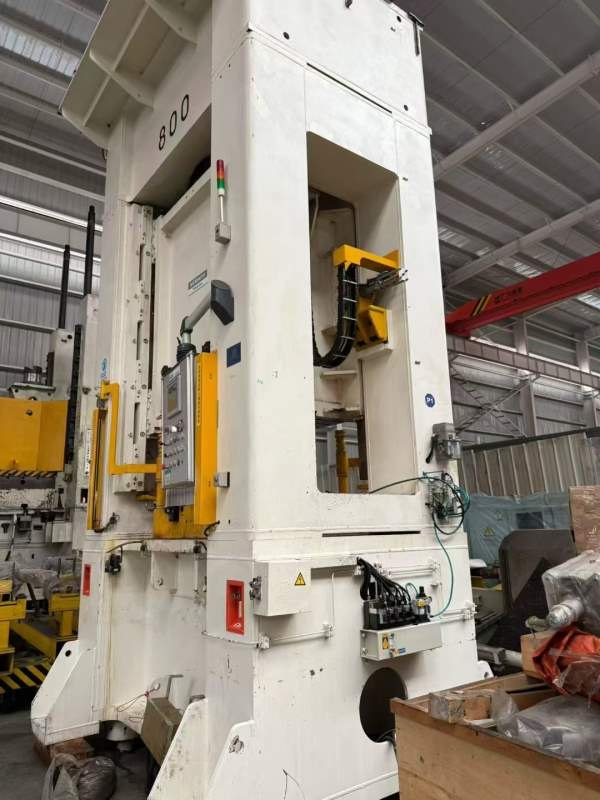 800T数控伺服液压机，快下500mm， 工作台，开口750mm.