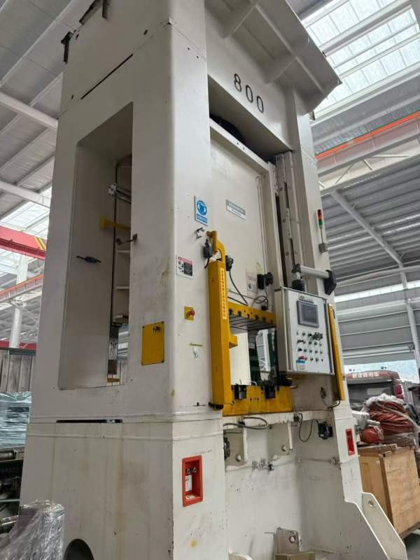 800T数控伺服液压机，快下500mm， 工作台，开口750mm.
