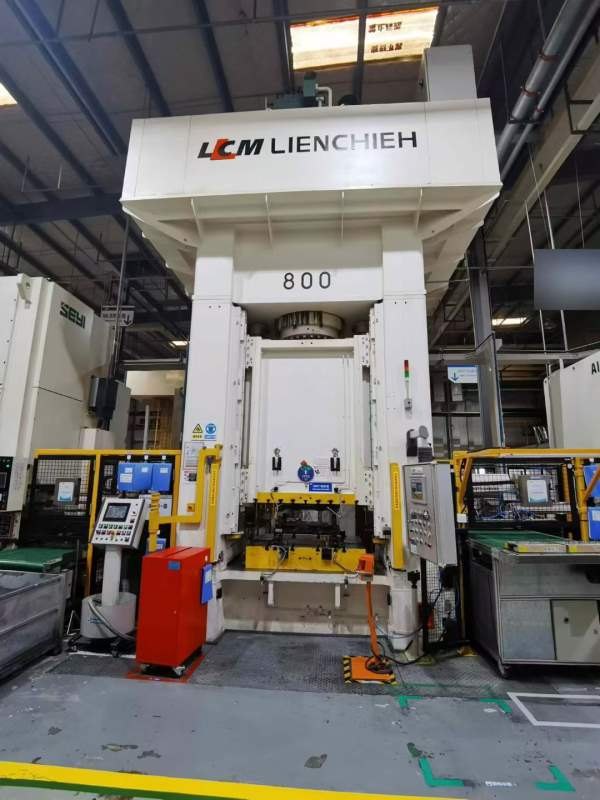 800T数控伺服液压机，快下500mm， 工作台，开口750mm.