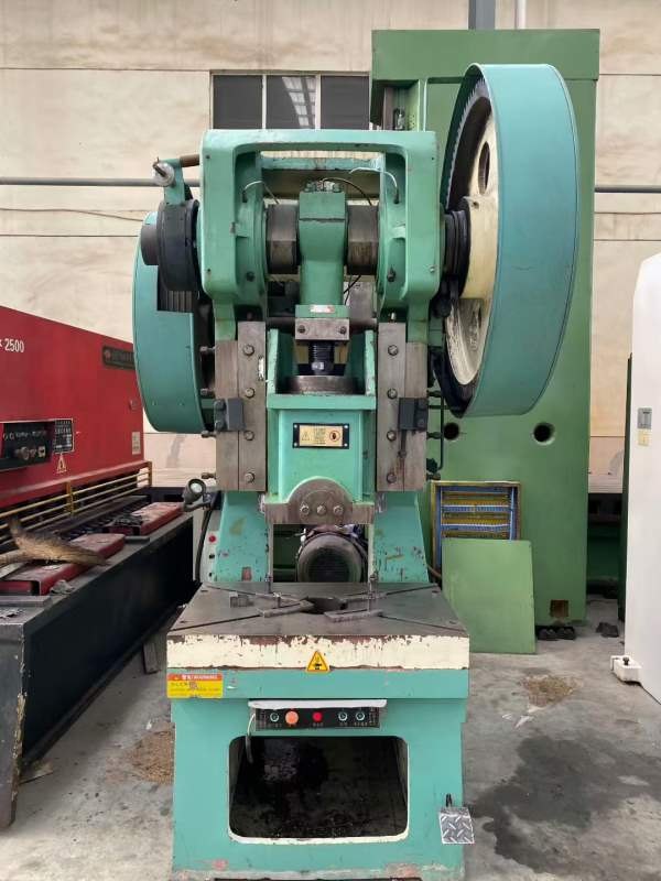 铣床，锯床，压力机便宜出售。