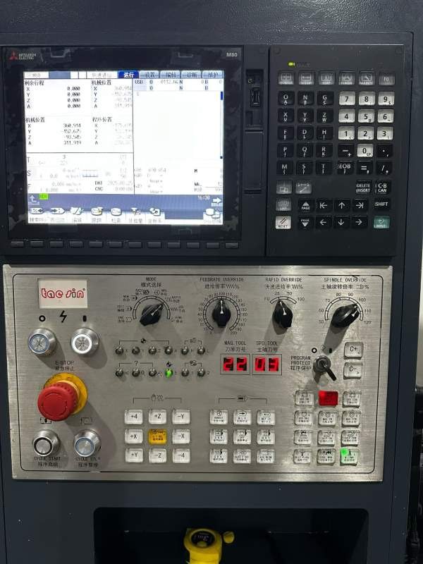 同款两台台信855三线轨45宽。工作台三轴行程0，主轴直.