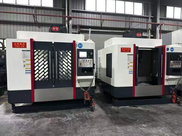 同款两台2023年台信855加工中心，新机谬级精度，工作.