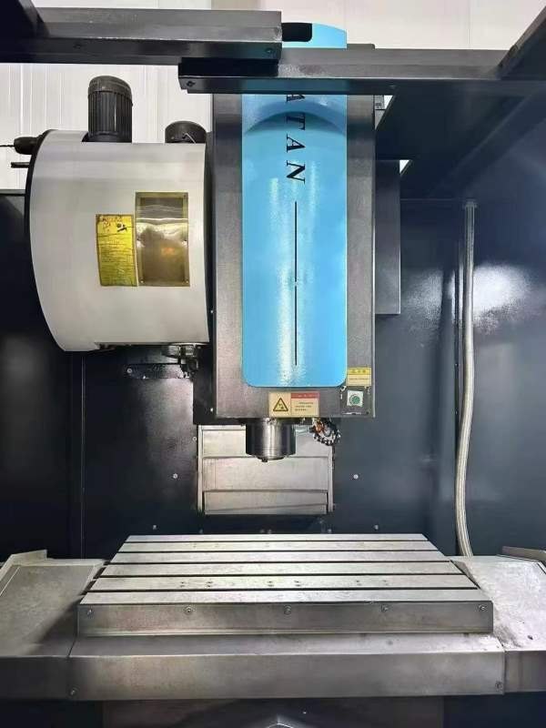 同款三台杭州大天855加工中心两台、1160一台、发那克m.