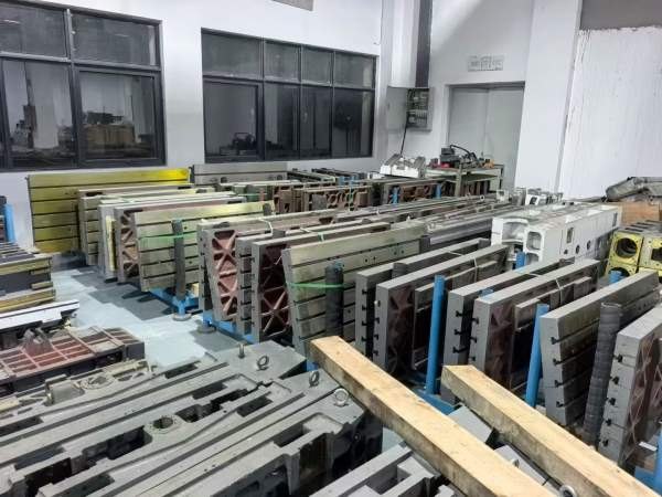 台湾德马立式加工中心床身： 3600 一吨上车