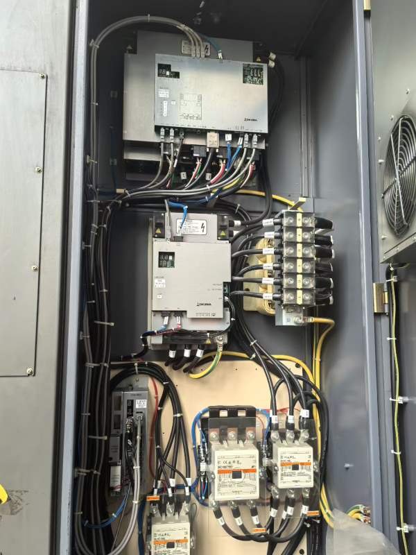 刚刚买下工厂在位，鬼子国原装进口大畏100R立车，带铣.