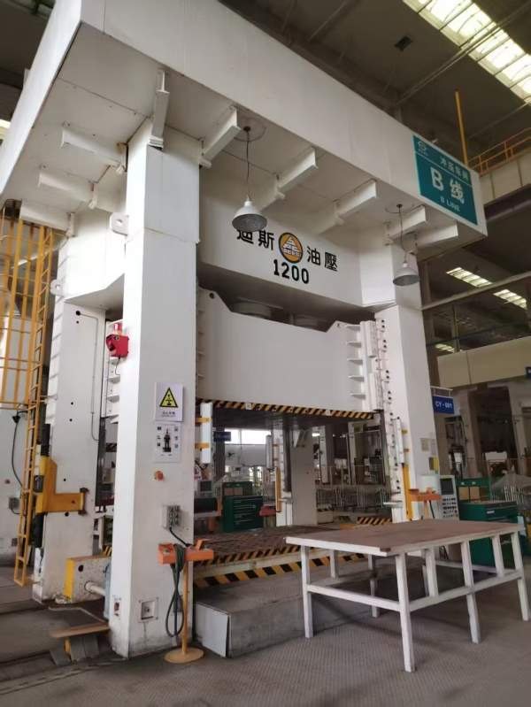 台湾迪斯液压机线，两条：1，24003台1000吨1600吨，其.