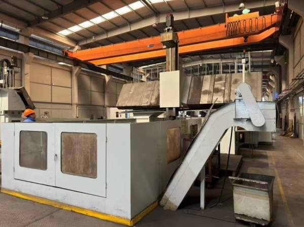 2号，14年新瑞3米龙门，工作台2米3米，门宽2.8米，门.