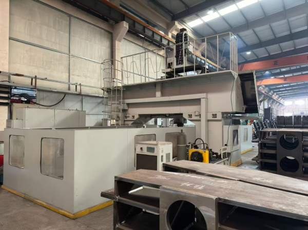 2号，14年新瑞3米龙门，工作台2米3米，门宽2.8米，门.