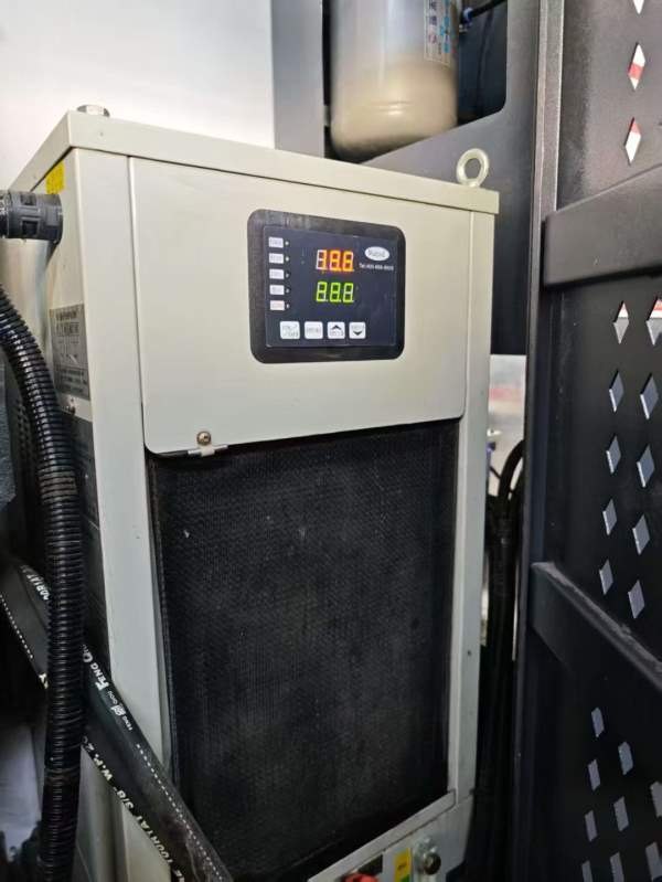 台湾旭阳855加工中心，三菱m80系统，主轴皮带10000转.