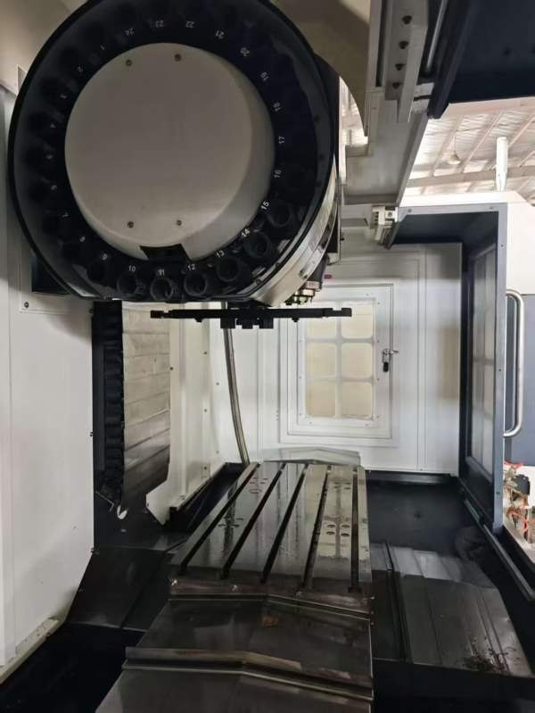 台湾旭阳855加工中心，三菱m80系统，主轴皮带10000转.