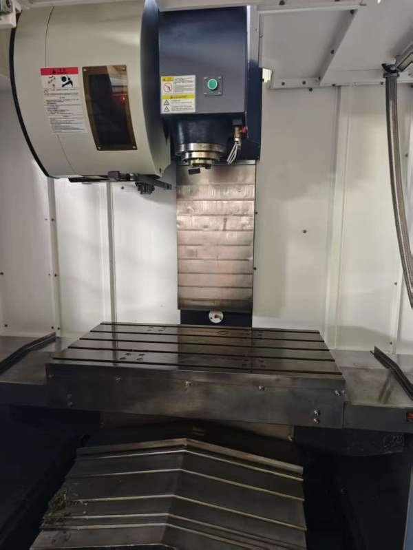 台湾旭阳855加工中心，三菱m80系统，主轴皮带10000转.