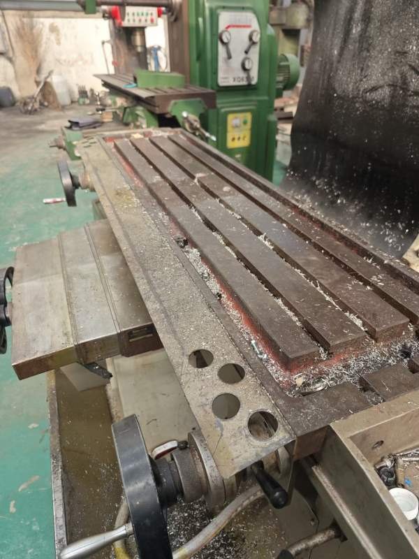 2013年台湾常准重型铣床10IV，台面380mm1500mm，三轴.