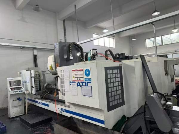 还有11台重型普拉迪2500材型加工中心，法那克m f Plus.