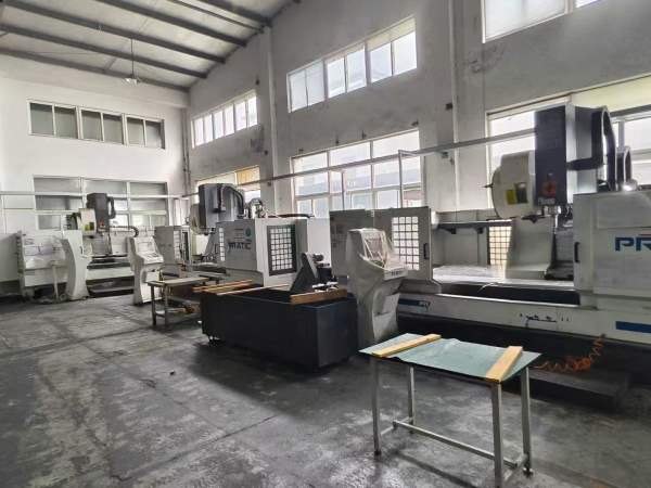 还有11台重型普拉迪2500材型加工中心，法那克m f Plus.