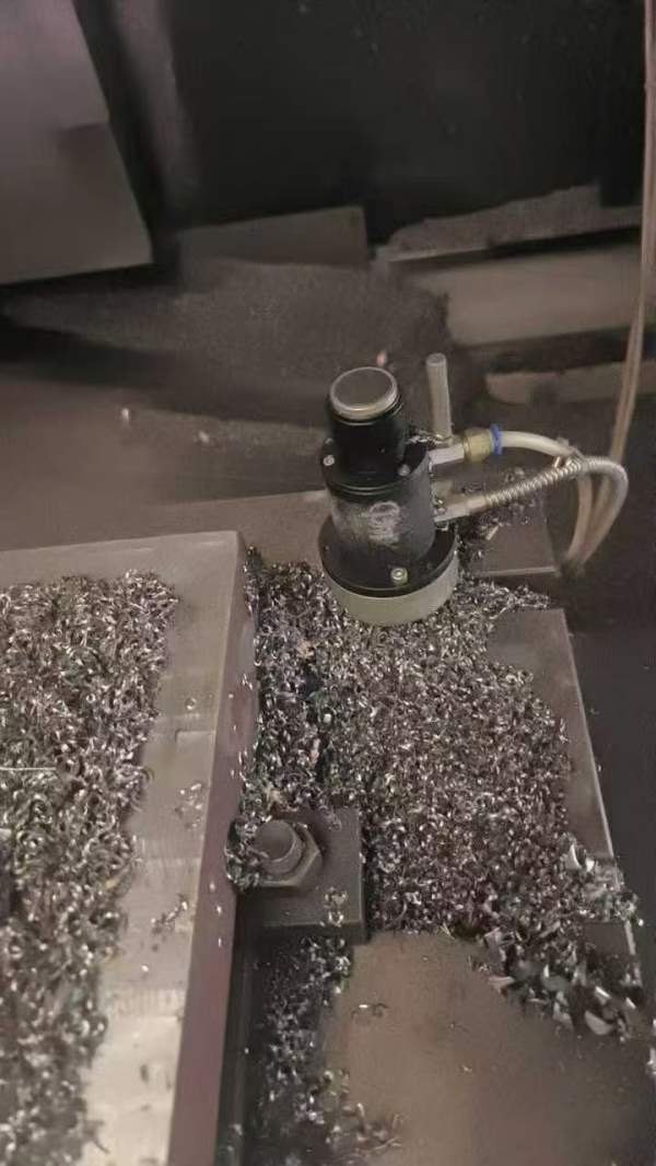 在位一台1370，带对刀仪买机器送一套空压机