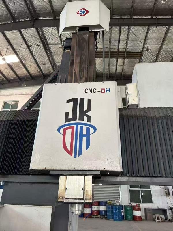 刚买一台大恒动柱12米龙门加工中心 工作台3.6X12米 门.