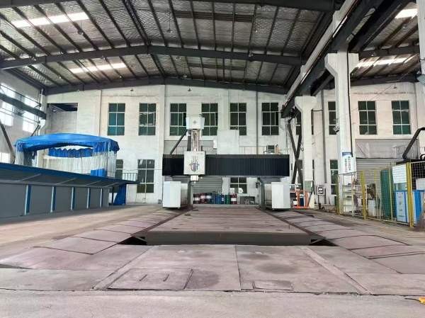 刚买一台大恒动柱12米龙门加工中心 工作台3.6X12米 门.