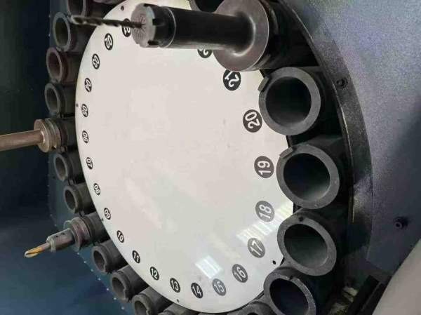 兰州工厂刚买 台湾高峰21100立式加工中心，工作台2.4.