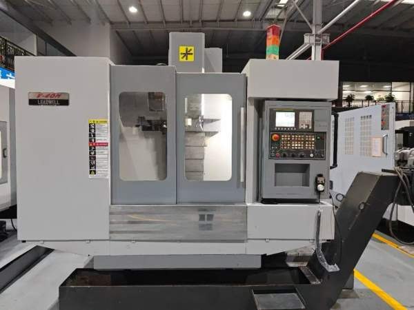 仓库新到同款3台台湾麗伟V40M加工中心，尔法电机驱动.