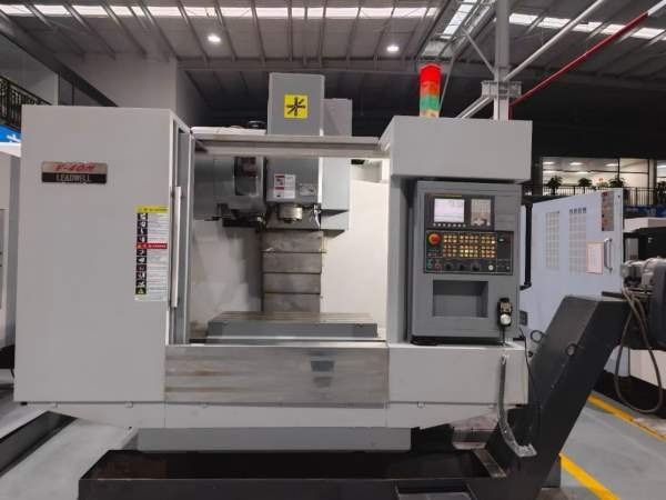 仓库新到同款3台台湾麗伟V40M加工中心，尔法电机驱动.