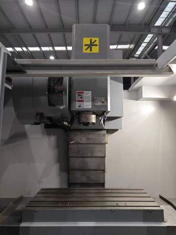 仓库新到同款3台台湾麗伟V40M加工中心，尔法电机驱动.