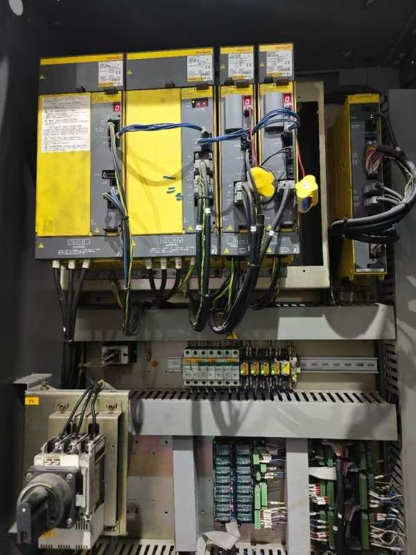 仓库新到同款3台台湾麗伟V40M加工中心，尔法电机驱动.