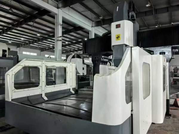 华特3026龙门加工中心，两线一硬导轨，BT50主轴齿轮头.