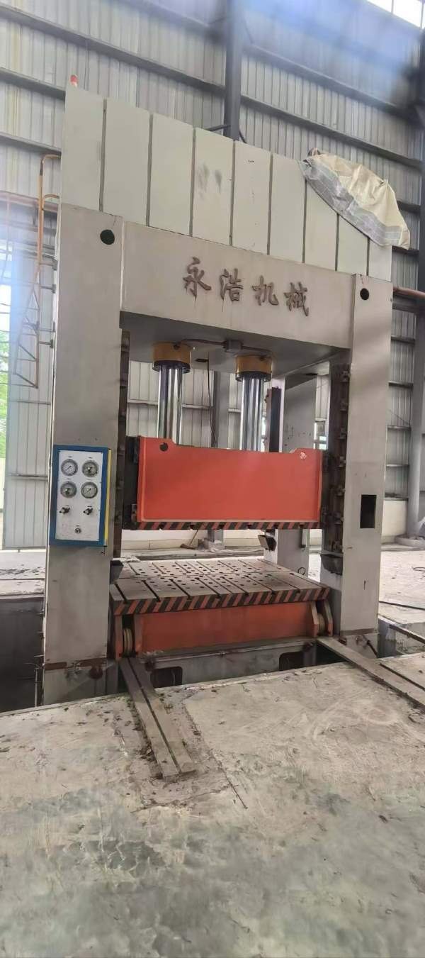 工厂在位出售：安装未用，2300吨框架液压机，带移动工.