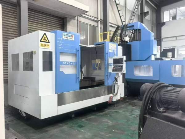 刚刚到货9成新斯可源1380数控铣床一台，两线一硬轨道.