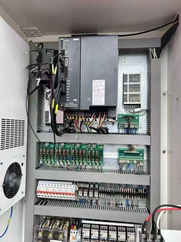 华特855加工中心系统:三菱M80系统主轴:BT40主轴8000转.