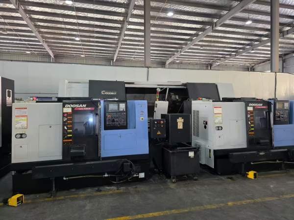 同款两台韩国原装斗山Lynx220LM车削复合，配8寸卡盘带.