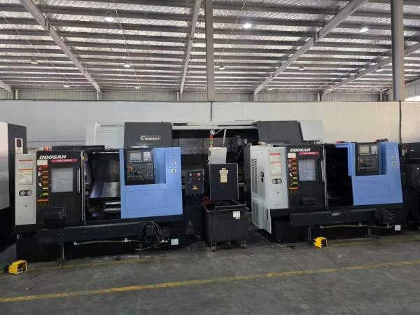 同款两台韩国原装斗山Lynx220LM车削复合，配8寸卡盘带.