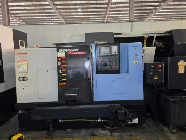 同款两台韩国原装斗山Lynx220LM车削复合，配8寸卡盘带.