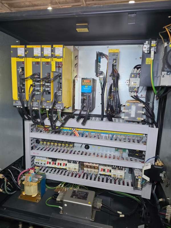 同款两台韩国原装斗山Lynx220LM车削复合，配8寸卡盘带.