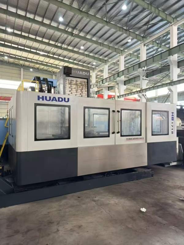 刚刚到货华都1712粗框机，两线一硬的轨道，主轴BT50，.