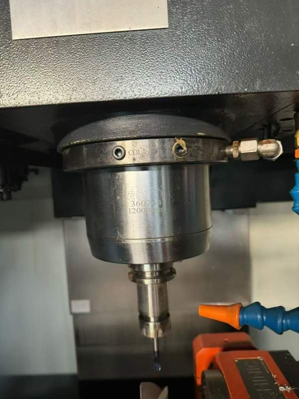 准新海天850，带五轴转台发那科PLUS系统BT40主轴12000.