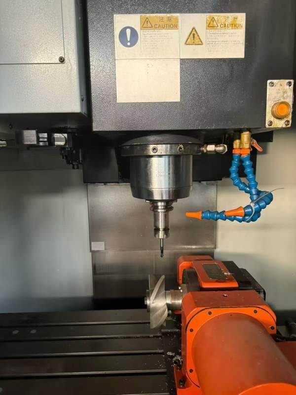 准新海天850，带五轴转台发那科PLUS系统BT40主轴12000.