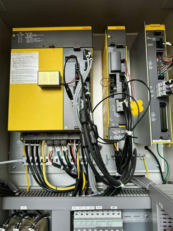 准新海天850，带五轴转台发那科PLUS系统BT40主轴12000.