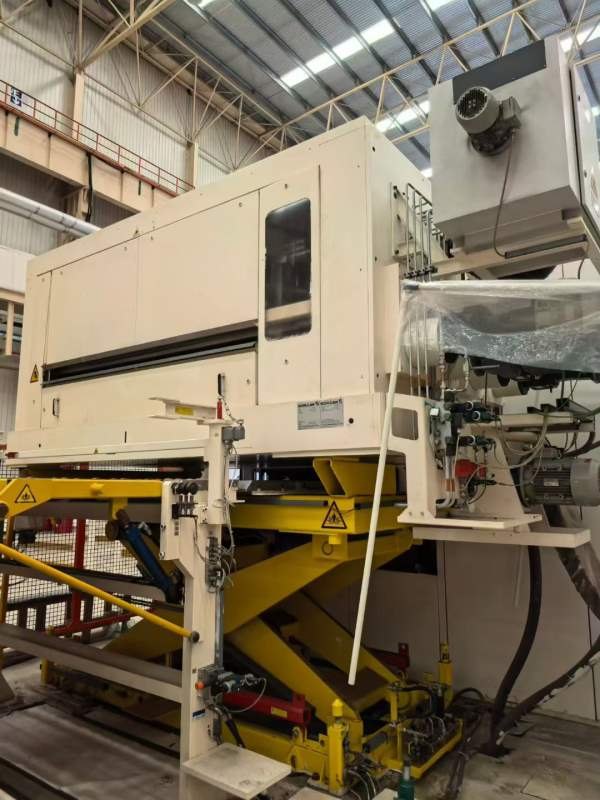 德国舒勒落料线：630吨，配备：开卷，剪板，清洗，校.