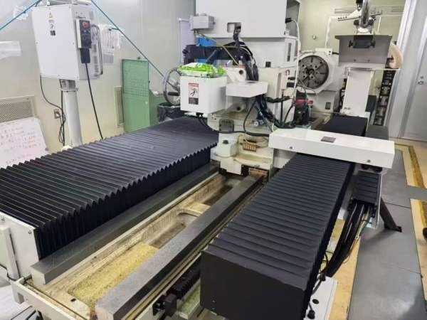 东芝ULR 628超精数控车床可加工辊直径：650 mm小可加.